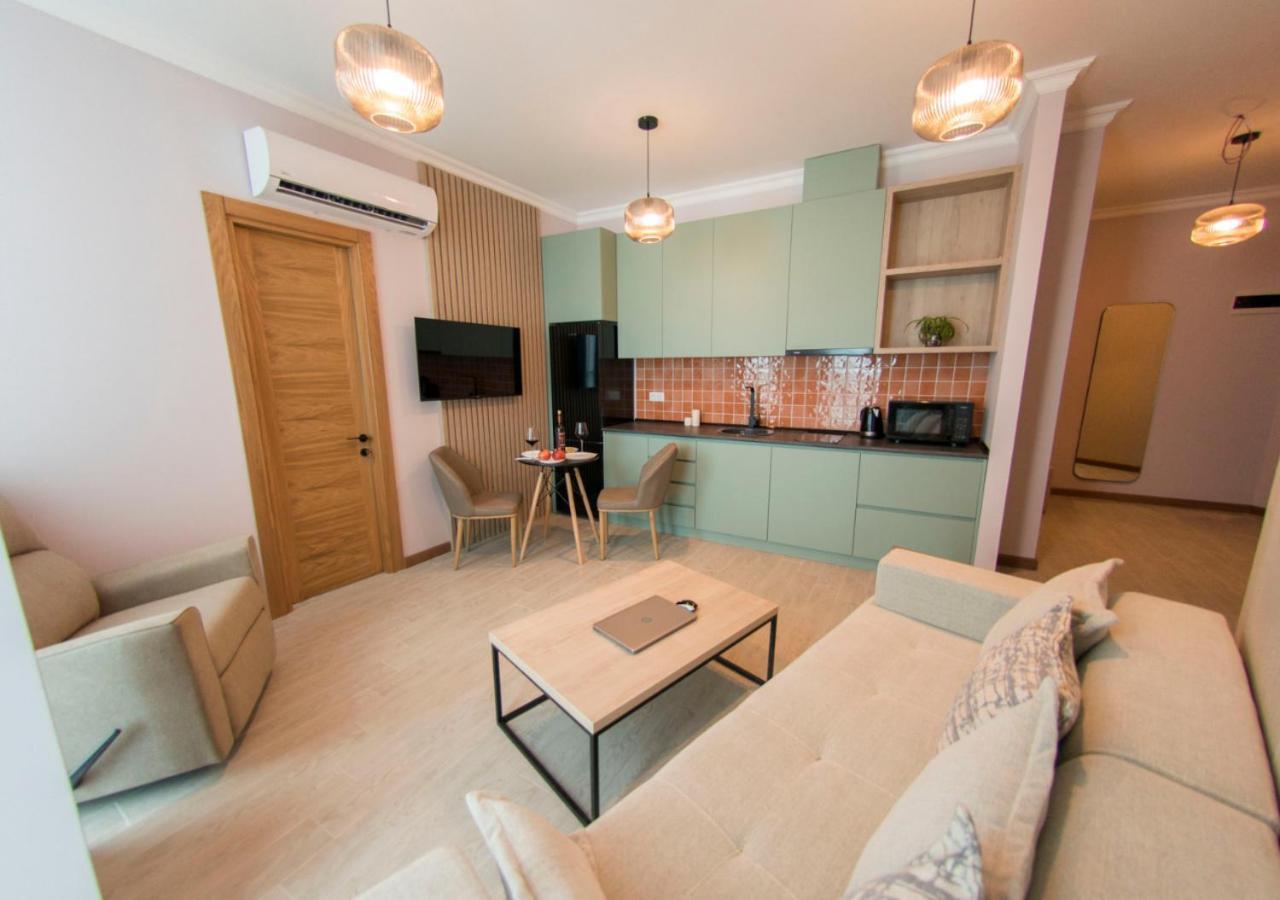 Season Suite Apart-Hotel Батуми Екстериор снимка