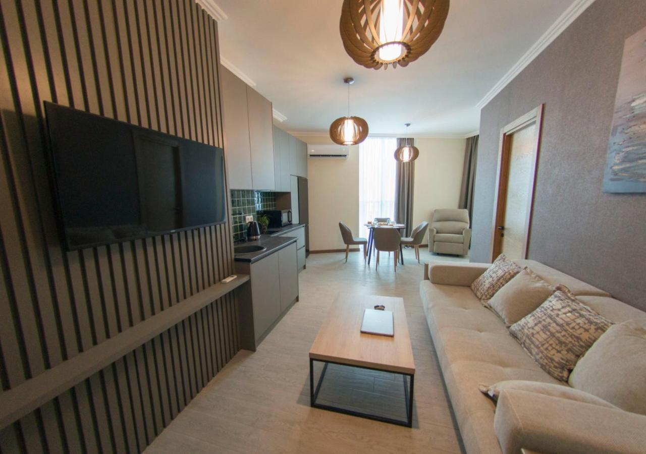 Season Suite Apart-Hotel Батуми Екстериор снимка
