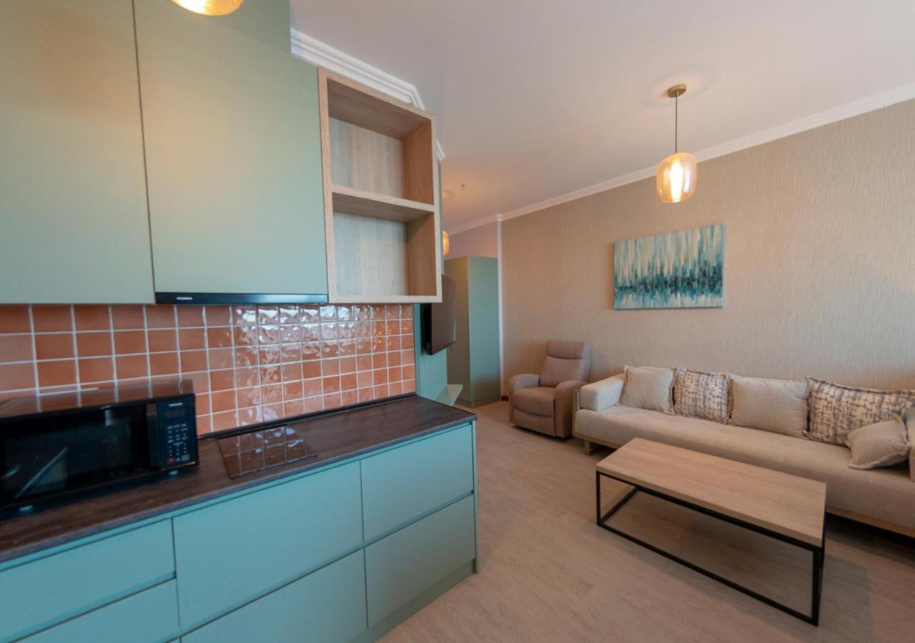 Season Suite Apart-Hotel Батуми Екстериор снимка