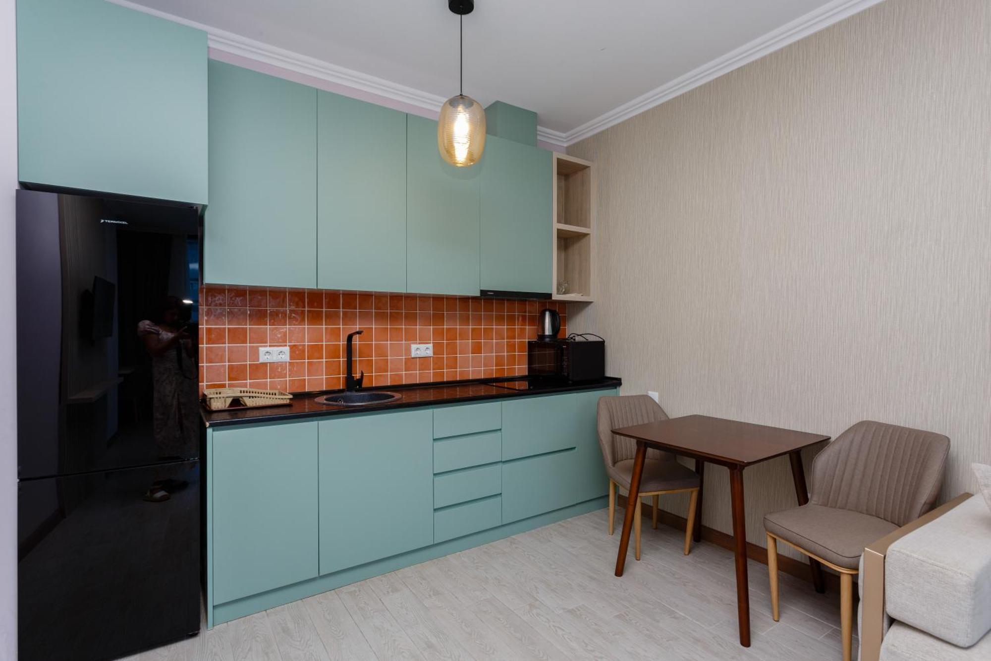 Season Suite Apart-Hotel Батуми Екстериор снимка